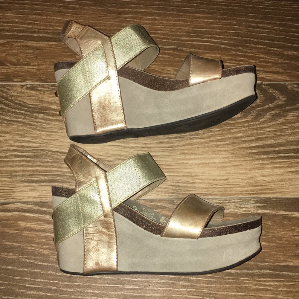 OTBT Women’s Bushnell Wedge Sandal in gold